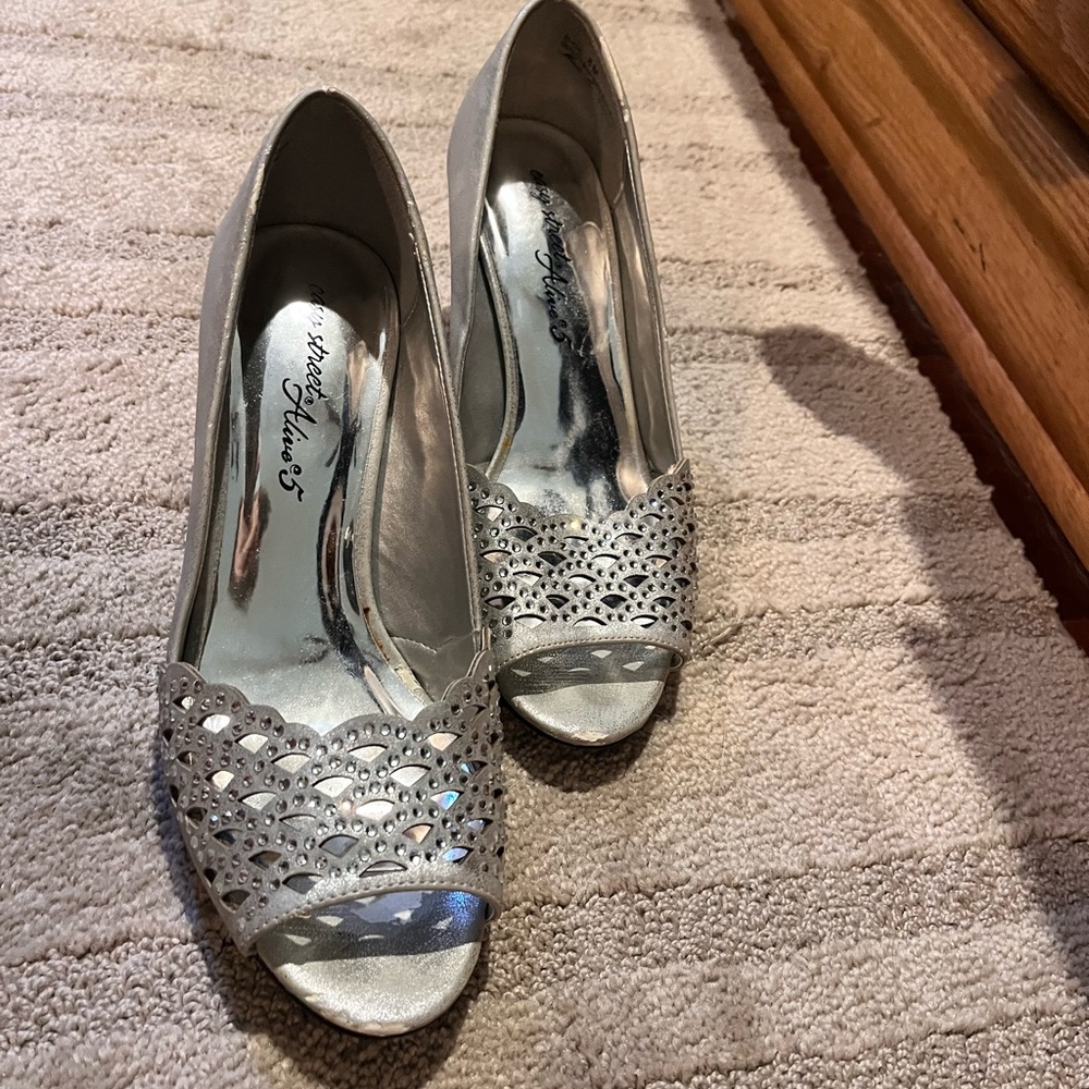 Easy Street Dance Flex silver peep-toe heels, size 8.